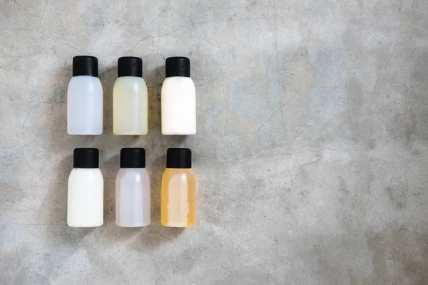 Botol Mini Berukuran Perjalanan Produk Kosmetik Dari Atas Atas Meja — Stok Foto
