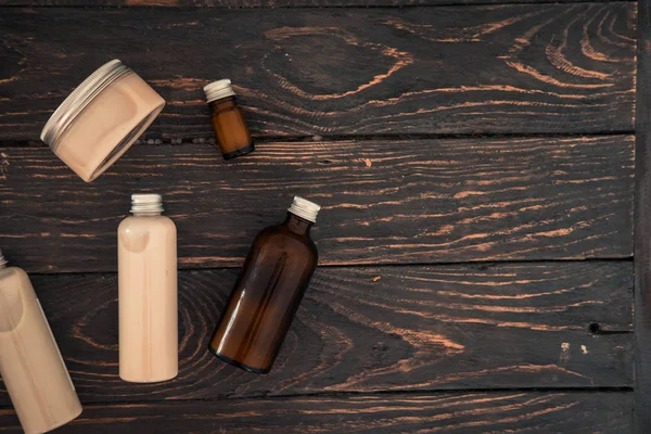 Botol Dengan Produk Kosmetik Spa Dari Atas Pada Meja Kayu — Stok Foto