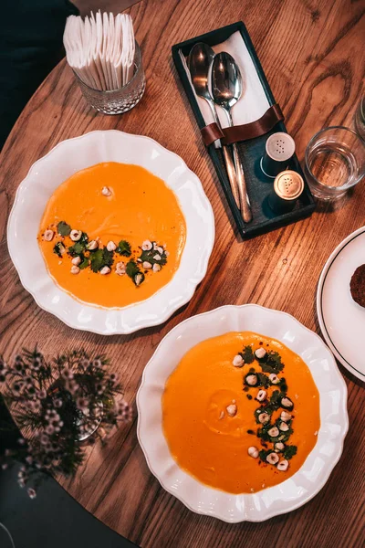 Sup Krim Labu Halus Dari Atas Piring Putih Elegan Meja — Stok Foto