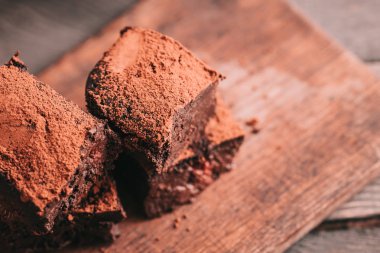 Çökmekte olan nemli koyu çikolata şişman bira kek içinde kareler kesin. Karanlık gıda fotoğrafçılığı kavramı