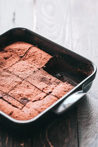 Çökmekte olan nemli koyu çikolata şişman bira kek içinde kareler kesin. Siyah seramik tasarlayacağım. Karanlık gıda fotoğrafçılığı kavramı