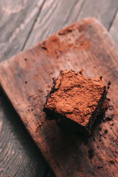 Çökmekte olan nemli koyu çikolata şişman bira kek içinde kareler kesin. Karanlık gıda fotoğrafçılığı kavramı