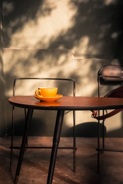 กรองกาแฟพ เศษในถ วยส เหล องบนโต ะไม านกาแฟฮ ปสเตอร แสงแดด ผลการกรองส — ภาพถ่ายสต็อก