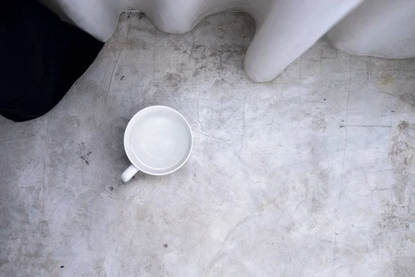 Cangkir Putih Dengan Air Latar Belakang Beton Abu Abu Muda — Stok Foto