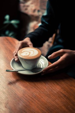 Zarif kadın cappuccino kahve içme. Sıcak tonlu filtre görüntü
