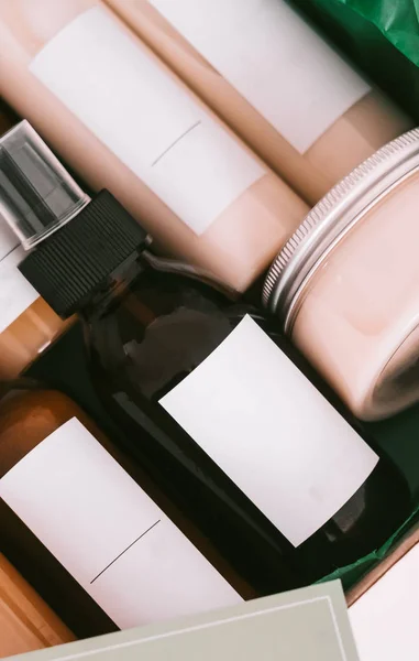 Kotak Kecantikan Dengan Botol Kosmetik Alami Dibungkus Kertas Hijau Rambut — Stok Foto