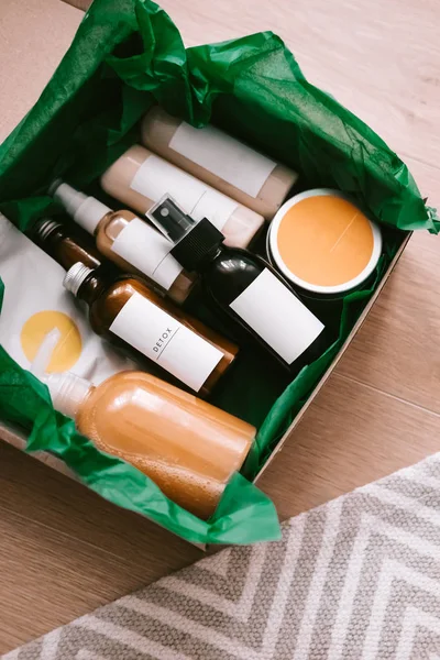 Caja Belleza Con Botellas Cosméticos Naturales Envueltas Papel Verde Blogger —  Fotos de Stock