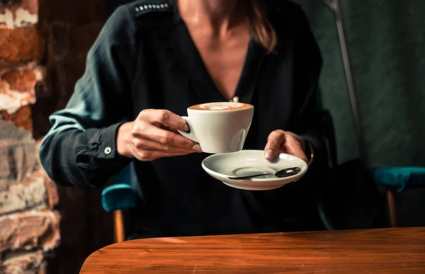 Elegante Frau Trinkt Cappuccino Café Warm Getöntes Filterbild — Stockfoto