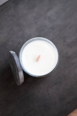 Organik kokulu soya mum gri Beton Çimento tablo yukarıda. Çatı katı iç dekor, Minimalizm kavramı. Portre, kopya alanı metin için