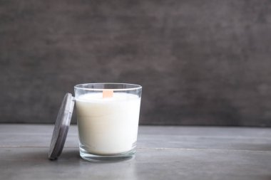 Organik gri Beton Çimento masada soya mum kokulu. Çatı katı iç dekor, Minimalizm kavramı. Portre, kopya alanı metin için