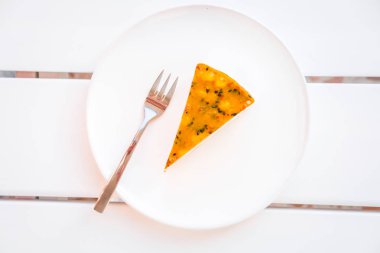 Mango, Hindistan cevizi, tutku meyve pasta Beyaz ahşap masa üzerinde parçası. Minimalizm tatlı gıda fotoğrafçılığı kavramı. Ek yük