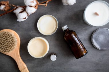 Yukarıdan doğal spa kozmetik ürünlerde koyu gri beton tablosudur. Güzellik blogger, salon tedaviler, Minimalizm kavramı