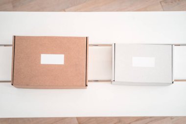 Yukarıdaki beyaz masada zanaat kutuları. Ürün paketleme, mockup, teslimat hizmeti markalaşma. 