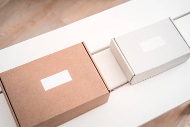 Yukarıdaki beyaz masada zanaat kutuları. Ürün paketleme, mockup, teslimat hizmeti markalaşma. 