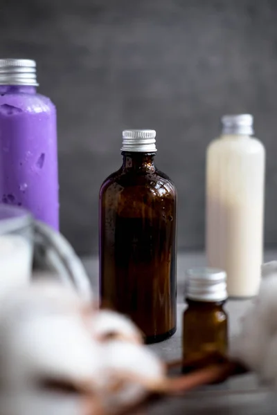 Botol Dengan Produk Kosmetik Spa Alami Atas Meja Beton Abu — Stok Foto