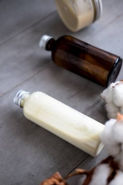 Şişe ile yukarıdan doğal spa kozmetik ürünlerde gri beton tablosudur. Güzellik blogger, salon tedaviler, Minimalizm kavramı