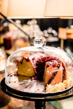 Vanila kek cam çan kubbe altında. Kek standı, tatlı büfesi, depolama