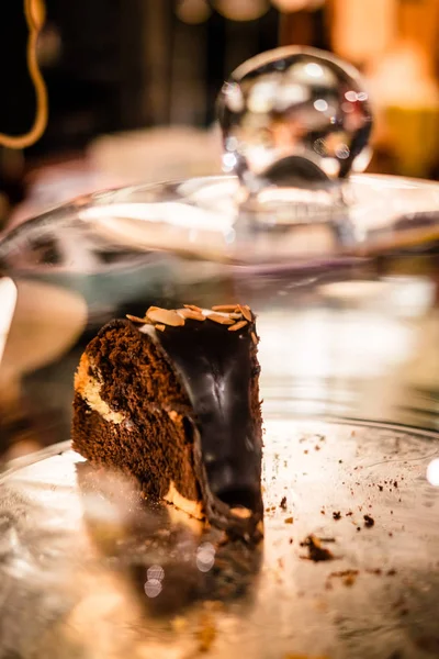 Kue Coklat Bawah Kubah Lonceng Kaca Cake Stand Dessert Buffet — Stok Foto
