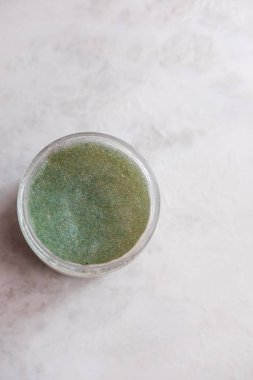 Spa kozmetik, cilt bakım ürünü yukarıdan beyaz mermer zemin üzerine açık kavanozu. Güzellik bloglama kavramı. Boşaltmak