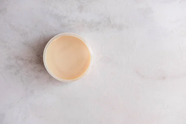 Spa Kozmetik Cilt Bakım Ürünü Yukarıdan Beyaz Mermer Zemin Üzerine — Stok fotoğraf