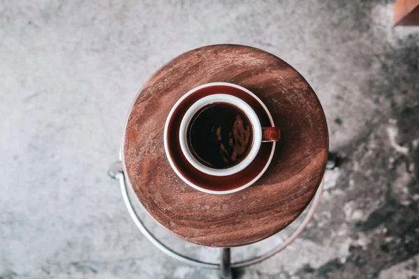 Kopi Filter Hitam Piring Coklat Gelap Dari Atas Meja Kayu — Stok Foto
