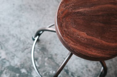 Ahşap ve metal bar tabure gri beton zemin backless. Restoran, kahve dükkanı için çatı katı minimalizm tasarım fikirlerini
