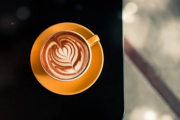 Płaskie Białe Kawy Pucharze Żółty Czarny Stół Kawiarni Hipster Latte — Zdjęcie stockowe