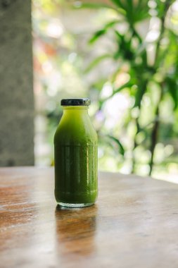 Şişe yeşil suyu, Doğa arka plan ile. Sağlıklı beslenme, detoxing, meyve suyu hazırlama, oruç, vücut cleancing kavramı