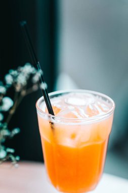 Turuncu taze sıkılmış suyu buz restoranda. Yakın çekim, alanı Kopyala