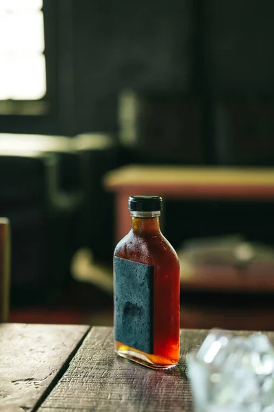 Café Cerveza Fría Negra Una Botella Mesa Madera Oscura Cafetería — Foto de Stock