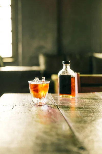 Zwarte Cold Brew Koffie Een Fles Met Glazen Van Ijs — Stockfoto