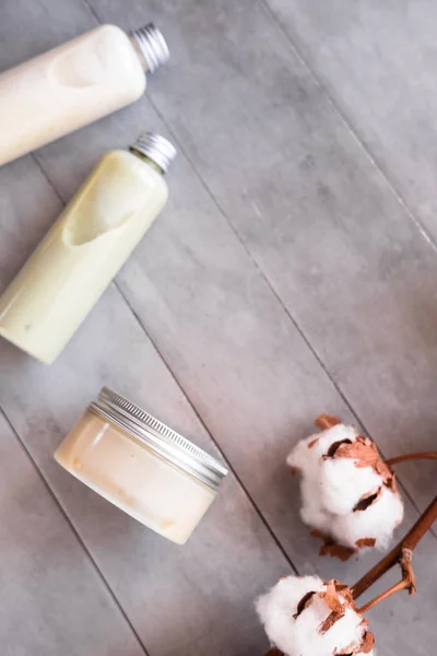 Botol Dengan Produk Kosmetik Spa Dari Atas Pada Meja Beton — Stok Foto