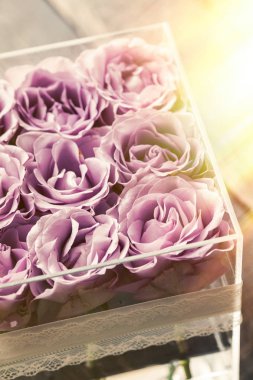 Pastel mor renkli gül akrilik kristal çiçek kutusunu temizleyin. Kare cam hediye kutusu. Tonlu görüntü, güneş parlama efekti