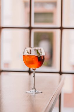 Aperol Spritz restoranda ahşap masa üzerinde şarap cam. Minimalizm kavramı, gıda Fotoğrafçılık. Güneş ışığı, boşaltmak, dikey