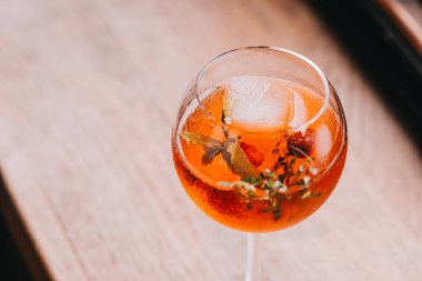 Aperol Spritz restoranda ahşap masa üzerinde şarap cam. Gıda fotoğrafçılığı, boşaltmak, Minimalizm