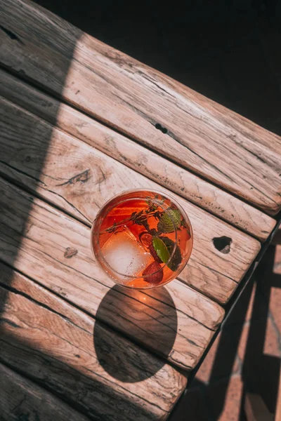 Aperol Spritz Dalam Gelas Anggur Atas Meja Kayu Dari Atas — Stok Foto