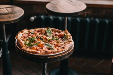 Restorandaki ahşap masada pizza carbonara. Yemek fotoğrafçılığı konsepti. Kopyalama alanı