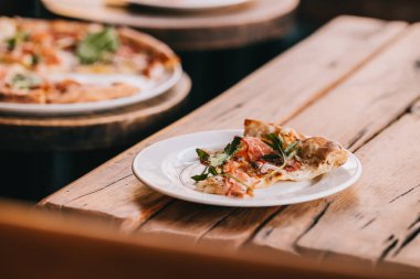 Pizza carbonara rustik ahşap masa üzerinde. Gıda fotoğrafçılığı kavramı