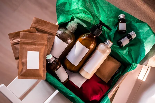 Caja Belleza Con Botellas Cosméticos Naturales Envueltas Papel Verde Blogger —  Fotos de Stock