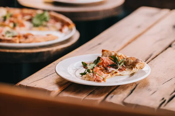 Pizza carbonara rustik ahşap masa üzerinde. Gıda fotoğrafçılığı kavramı