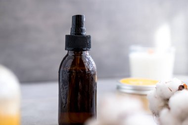 Spa kozmetik gri beton tablo üzerinde kahverengi cam şişelerde. Uzay kopyalayın. Güzellik blogger, salon terapisi, Minimalizm kavramı