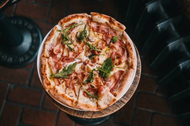 Pizza carbonara rustik ahşap masa üzerinde. Karanlık gıda fotoğrafçılığı kavramı. Üstten görünüm