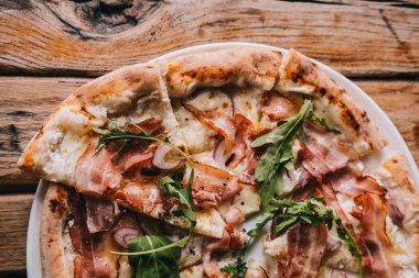 Pizza carbonara rustik ahşap masa üzerinde. Gıda fotoğrafçılığı kavramı. Üstten görünüm