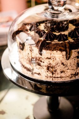 Pasta cam çan kubbe altında. Kek standı, tatlı büfesi, depolama