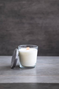 Organik gri Beton Çimento masada soya mum kokulu. Çatı katı iç dekor, Minimalizm kavramı. Portre, kopya alanı metin için