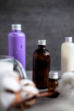 Şişe ile koyu gri beton masada doğal spa kozmetik ürünleri. Güzellik blogger, salon tedaviler, Minimalizm kavramı