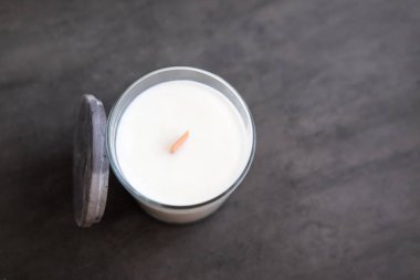 Organik gri Beton Çimento masada soya mum kokulu. Çatı katı iç dekor, Minimalizm kavramı. Portre, kopya alanı metin için
