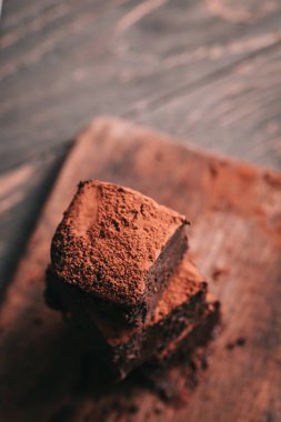 Çökmekte olan nemli koyu çikolata şişman bira kek içinde kareler kesin. Karanlık gıda fotoğrafçılığı kavramı