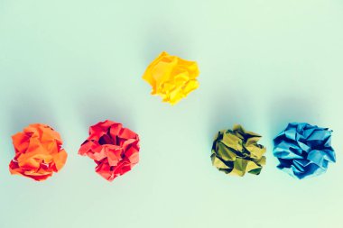 Pastel mavi renkli arka plan üzerinde renkli buruşuk Kağıt topları. Yeni parlak bir fikir, en iyi seçenek kavramı. Üstten görünüm