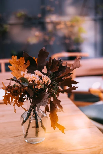 Herbststrauß Einer Glasvase Auf Einem Holztisch Ferienzeit Hochzeitsdekor Konzept — Stockfoto
